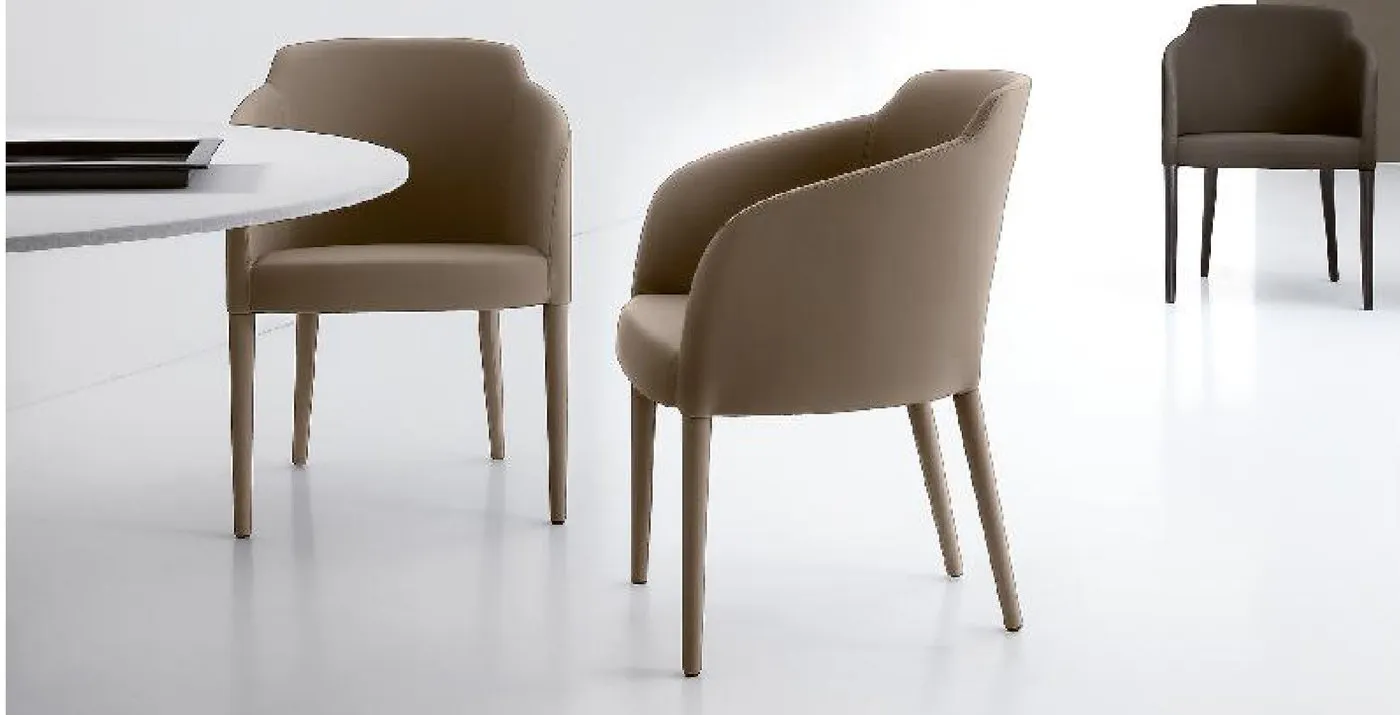 Fauteuils de table tapissés autour d’une table ronde