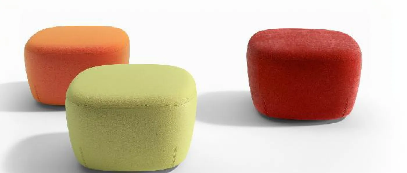 Poufs colorés aux formes arrondies