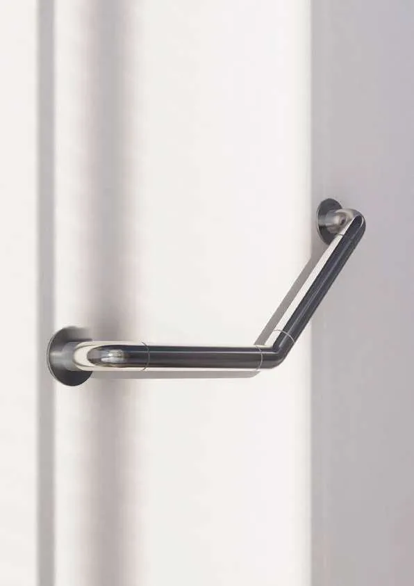 Barre d’appui inox dans une salle de bain d’hôtel accessible
