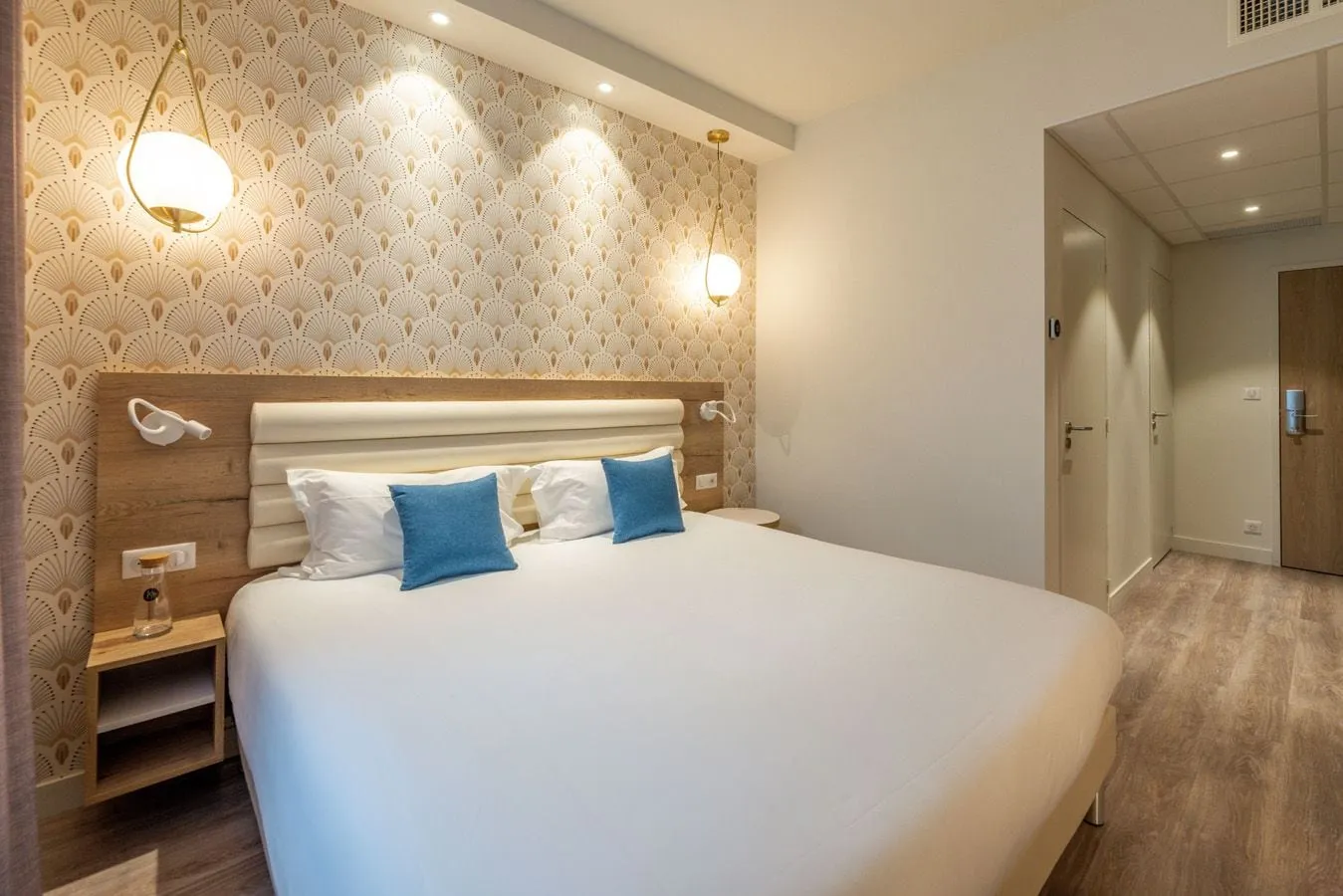 Brit Hotel Ker Lann Aéroport, Bruz: Double room and desk