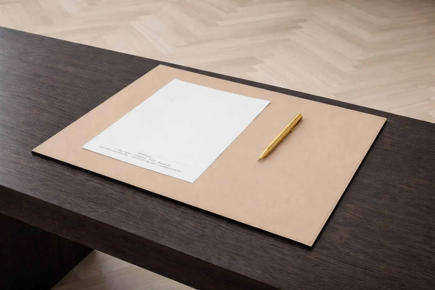 Sous-main en similicuir beige sur un bureau en bois foncé
