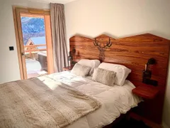 Chalet Naïga, Montgenèvre : Chambre, tête de lit en bois massif