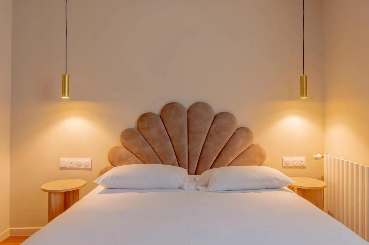 Grand Hôtel Sénia: Fan-shaped headboard and reading lights