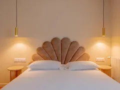 Grand Hôtel Sénia : Tête de lit en éventail et liseuses