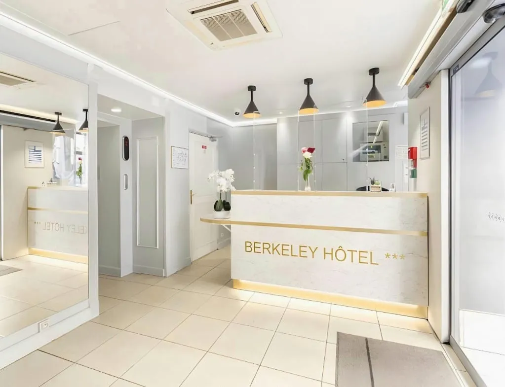 Hôtel Berkeley, Paris: Lobby and reception desk