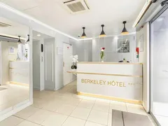 Hôtel Berkeley, Paris : Hall et comptoir de réception