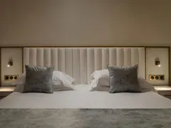 Hôtel des 2 Avenues: Double room with buttoned headboard