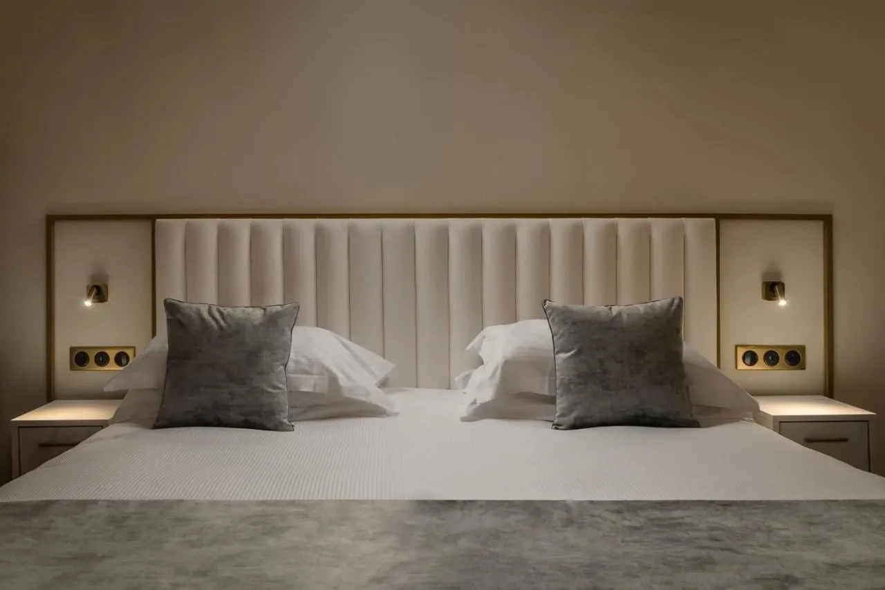 Hôtel des 2 Avenues: Double room with buttoned headboard