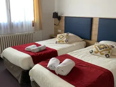 Hôtel Le Blainon, Auron : Chambre, lits et chemins de lit rouges