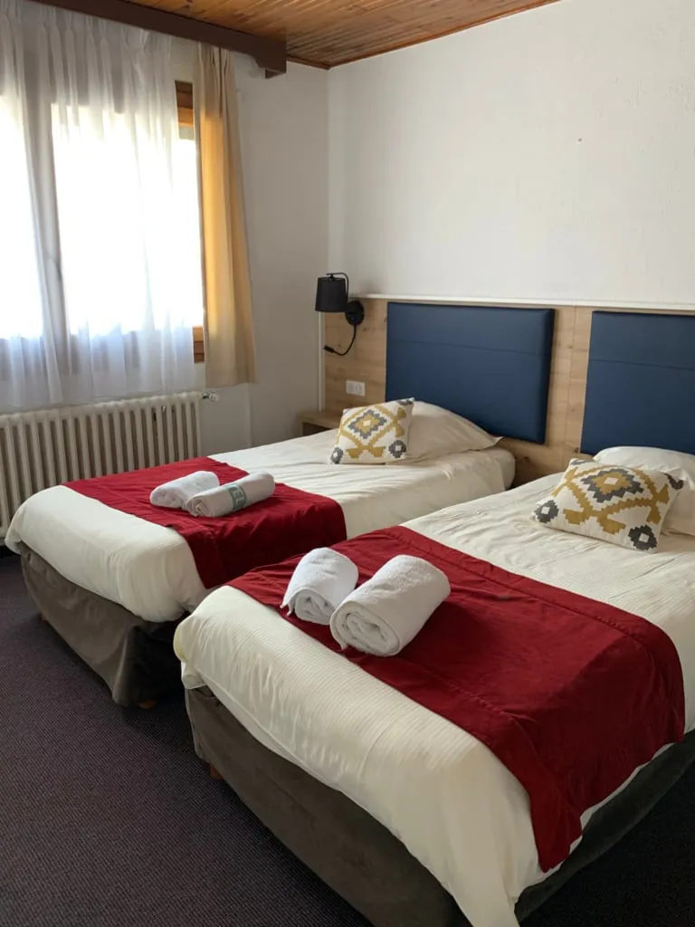Hôtel Le Blainon, Auron: Room with beds and red bed runners