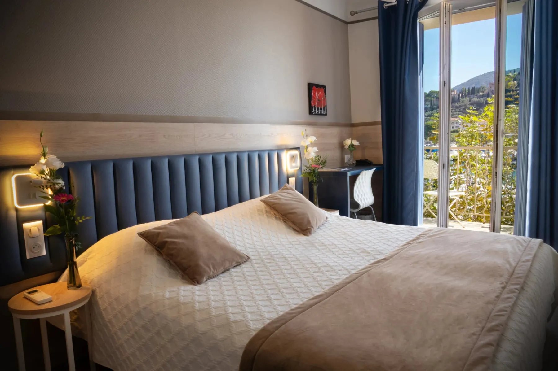 Hôtel Le Golfe, Cassis: Double room with blue buttoned headboard