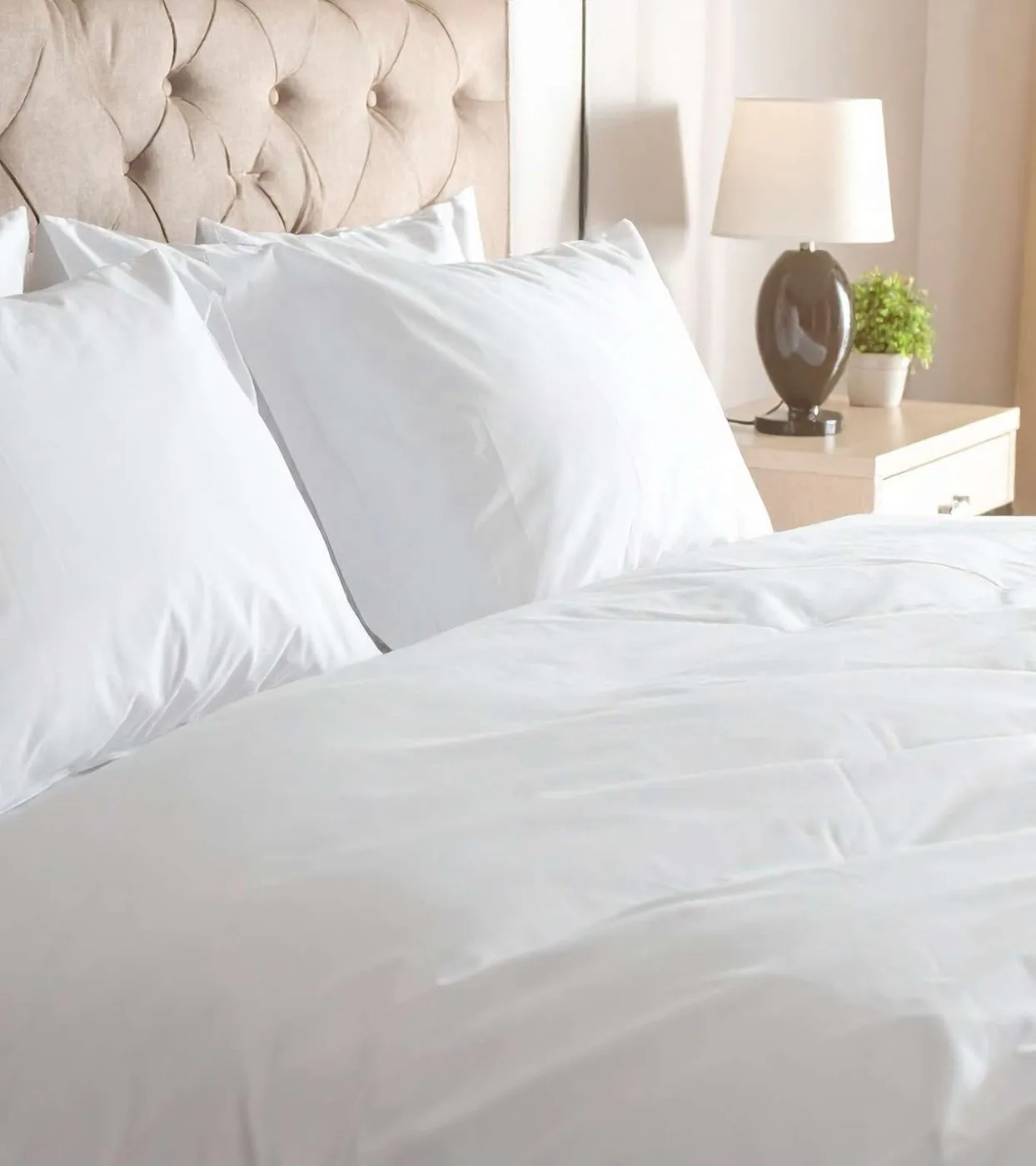 Lit d’hôtel avec literie neuve et couette blanche