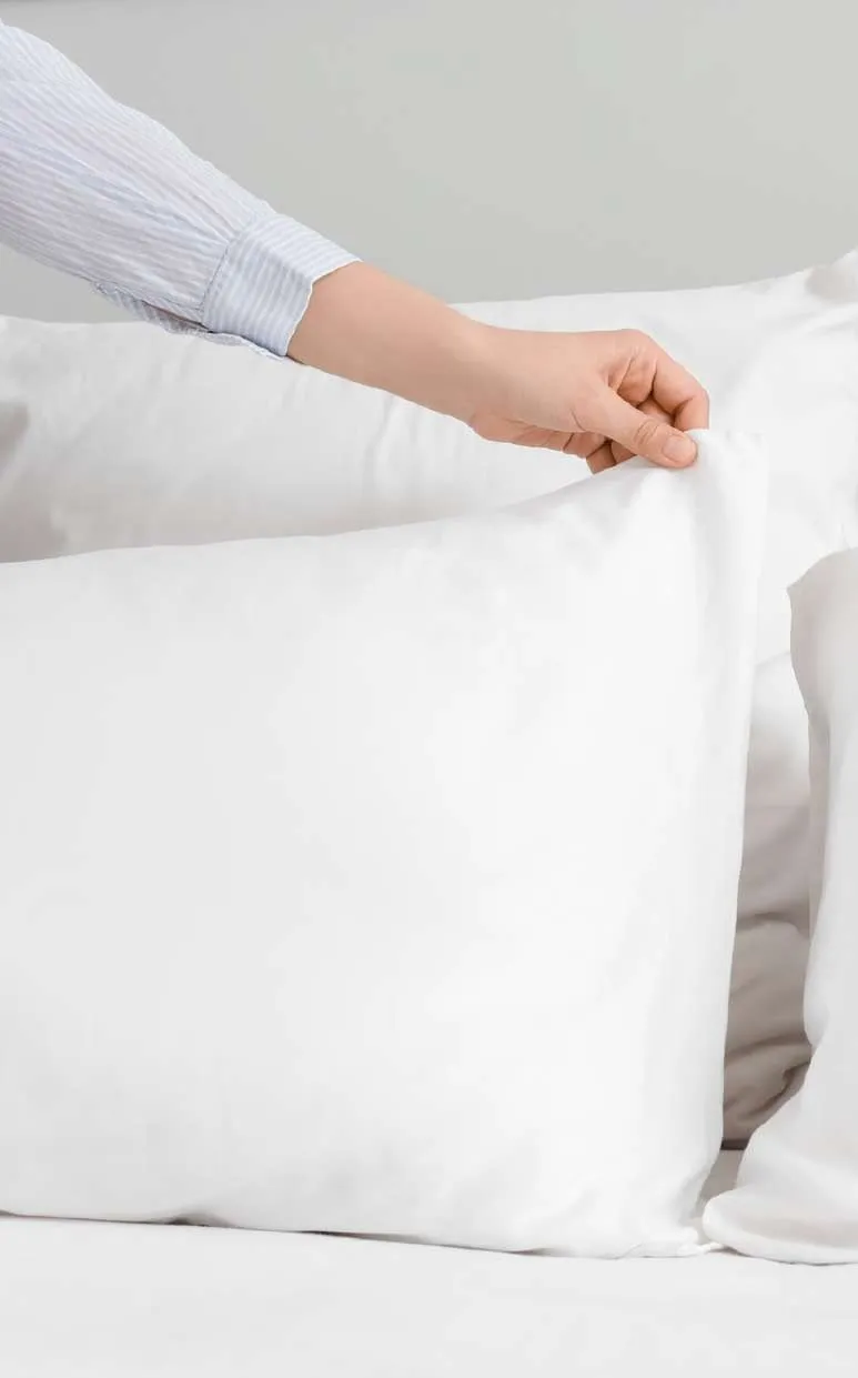 Oreillers et couette blancs sur un lit d’hôtel