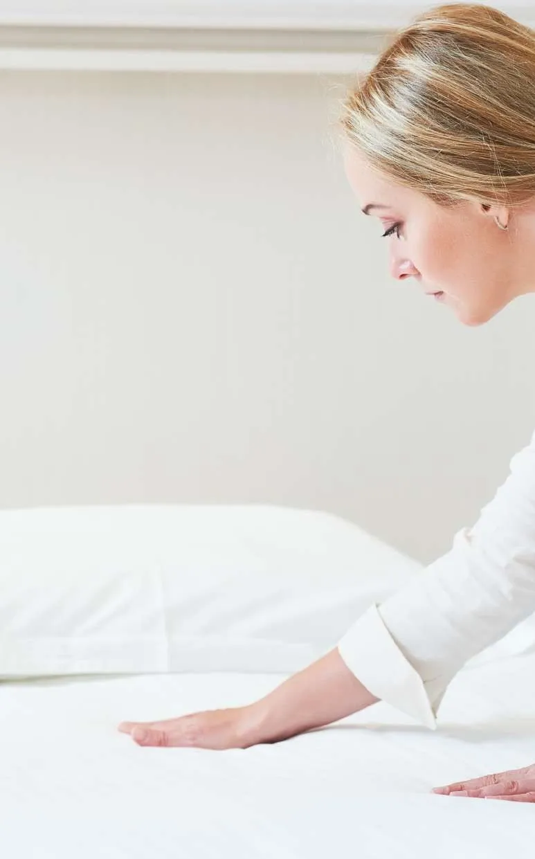 Sommier tapissier habillé de tissu dans une chambre d’hôtel