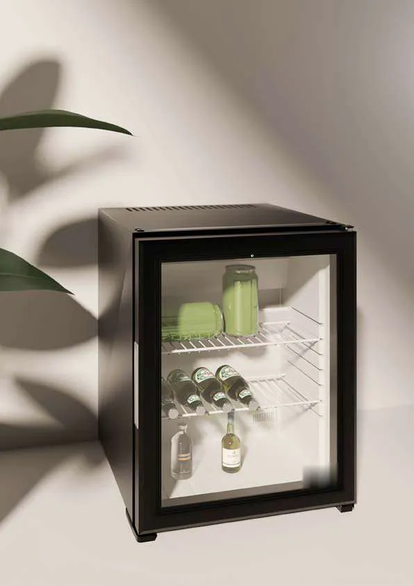 Minibar d’hôtel à porte vitrée éclairée, garni de boissons