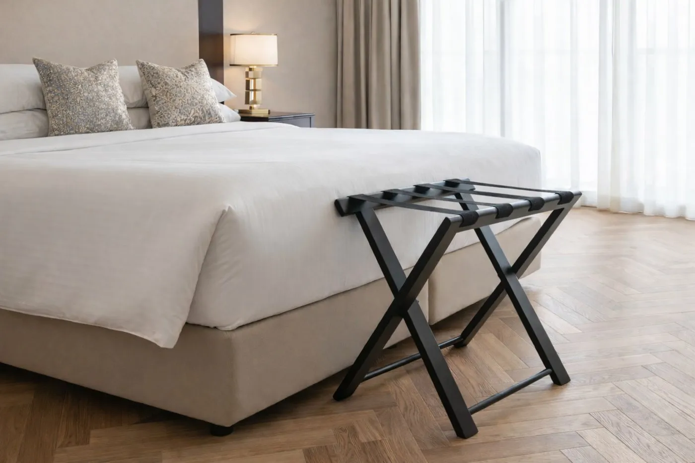 Porte-bagages en bois dans une chambre d’hôtel
