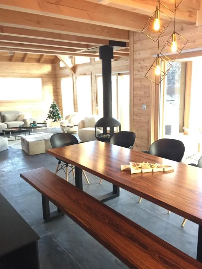 Table et banc en bois massif dans la salle commune d’un chalet