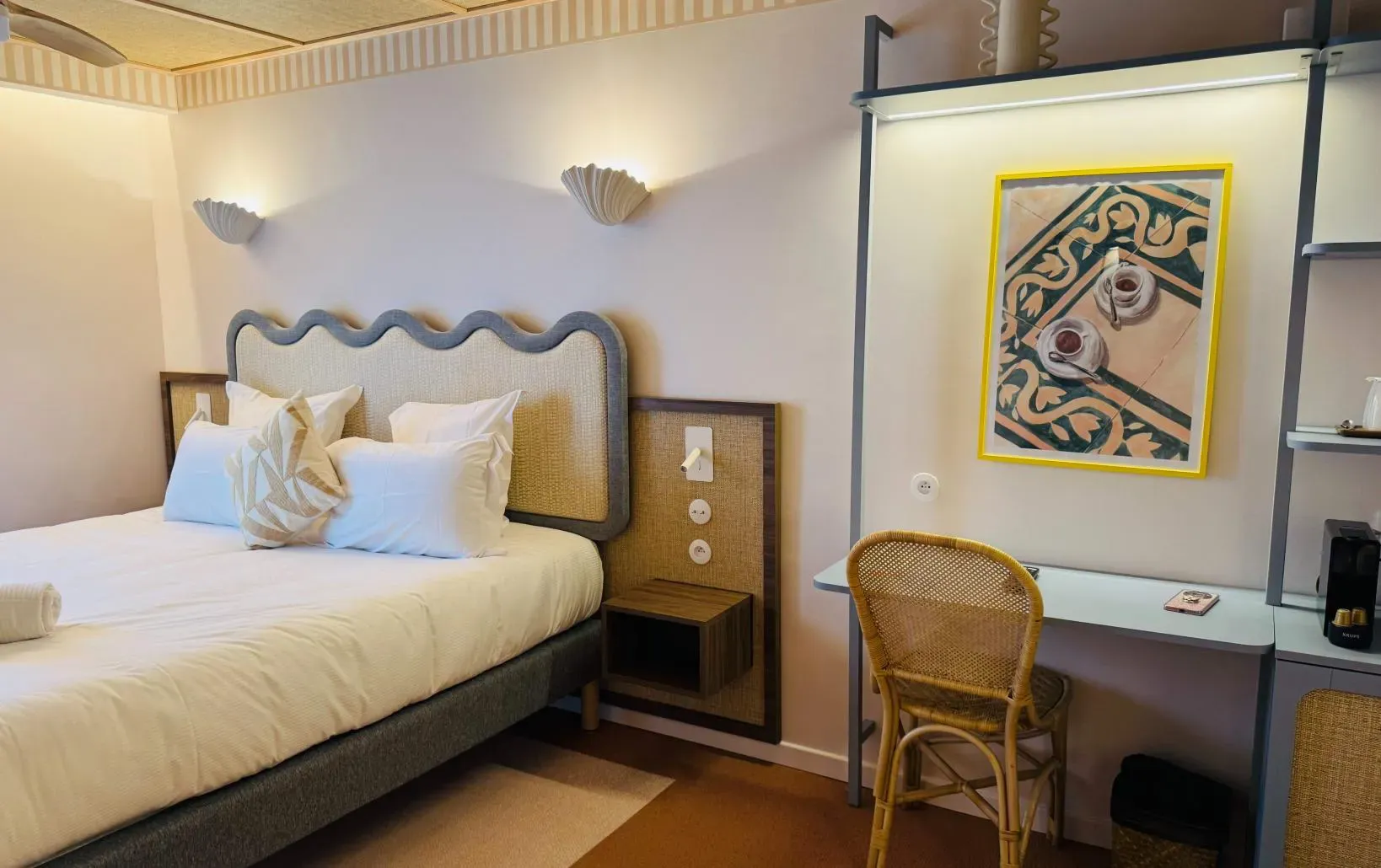 Chambre de l’Hôtel Gabriel : bureau, tête de lit et rangements sur mesure