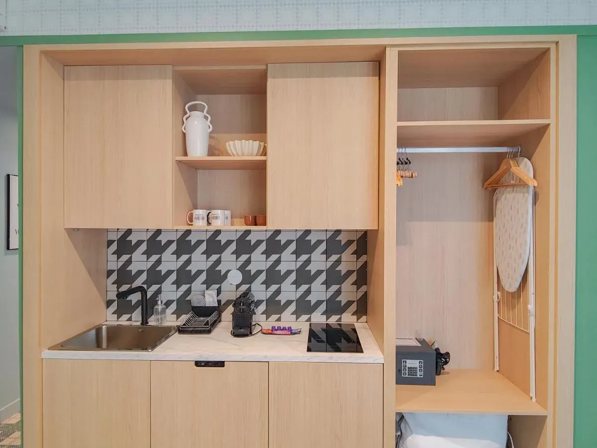 Kitchenette et rangements sur mesure de l’Hôtel Lafayette