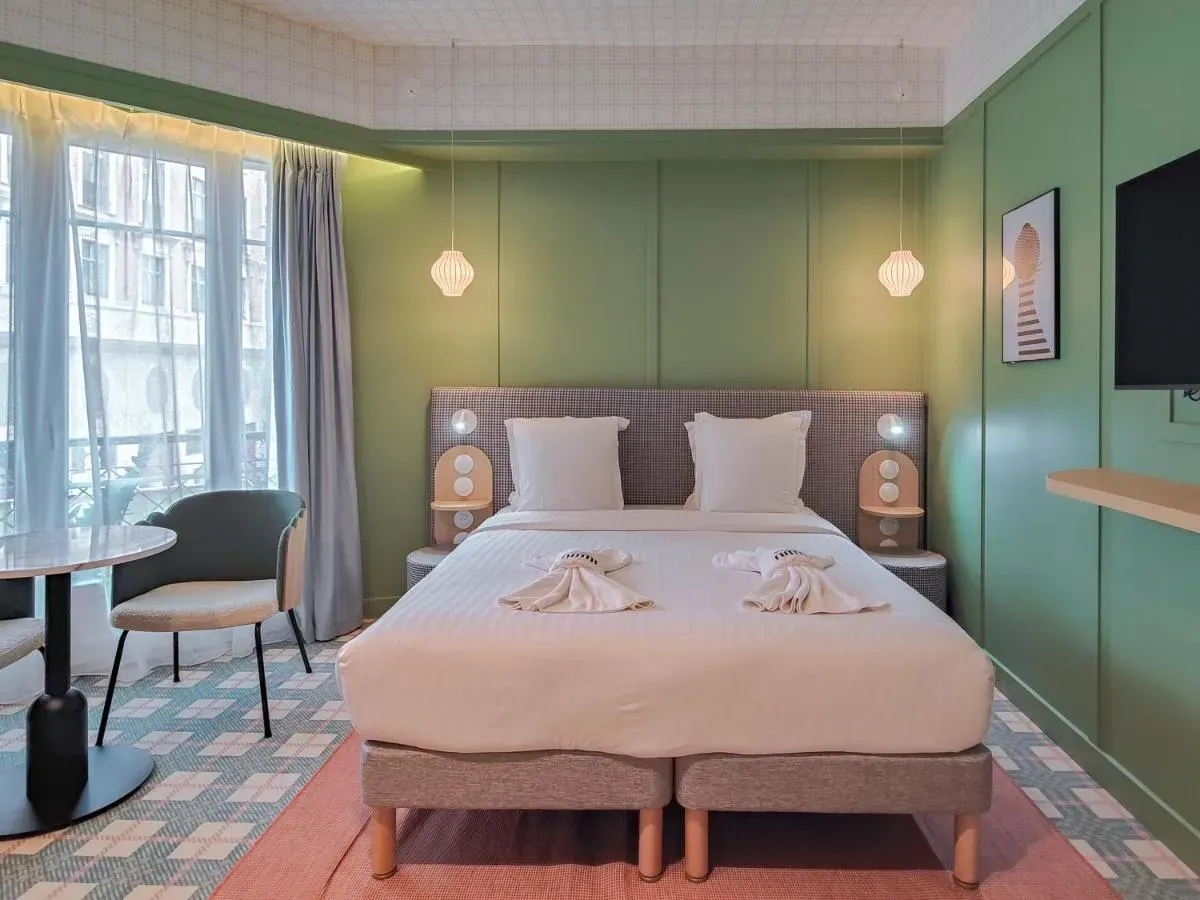 Chambre réalisée pour l’Hôtel Lafayette à Nice, tête de lit en éventail