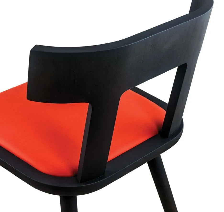 Chaise Budva, formes et couleurs contrastées