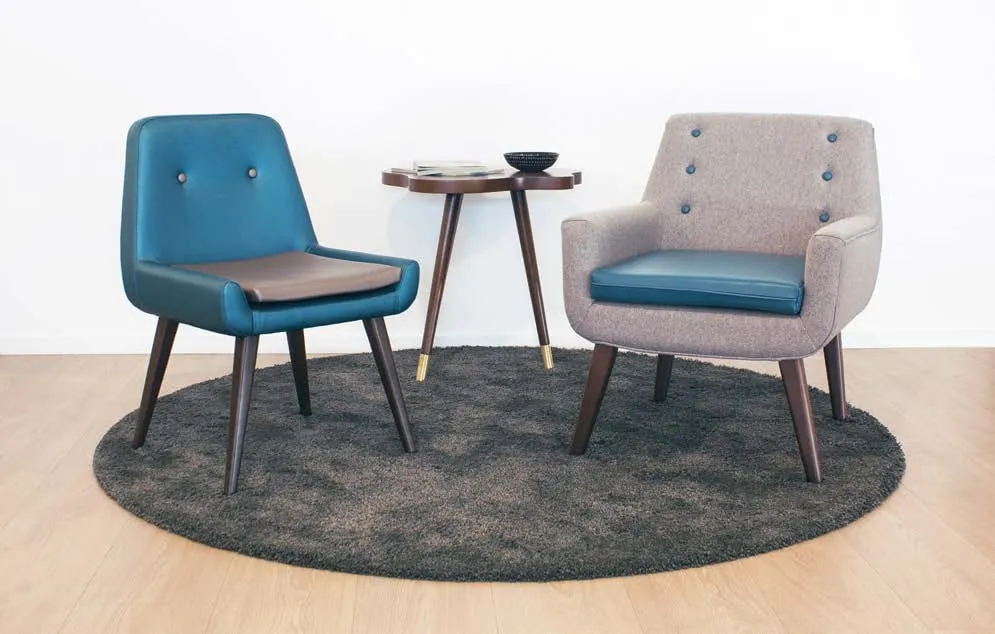 Fauteuil tapissé dans un coin salon de chambre d’hôtel