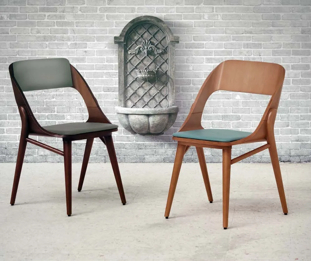 Chaises en bois tapissées autour d’une table de restaurant