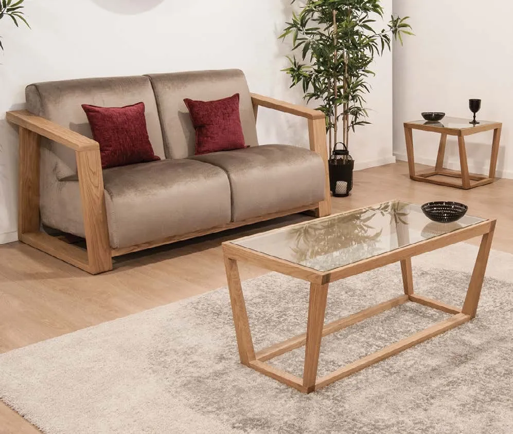 Fauteuils et canapé tapissés de tissu contract dans un salon d’hôtel