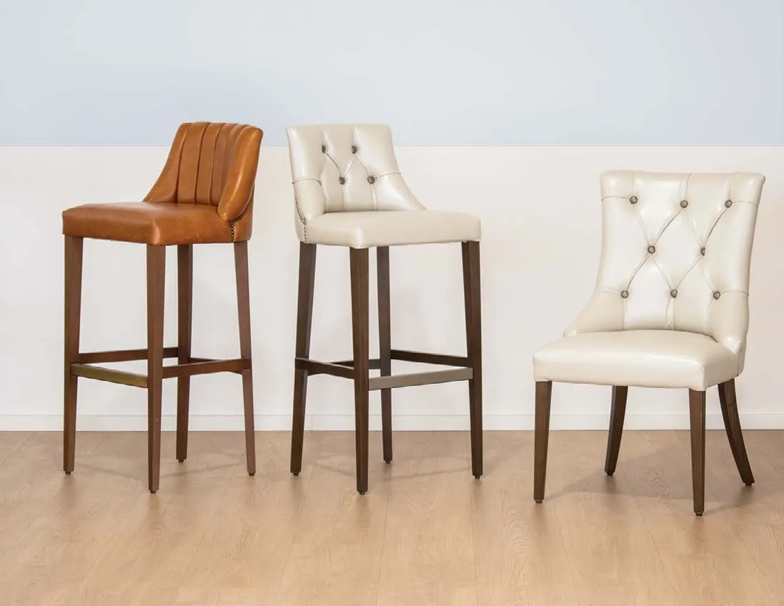 Tabourets de bar en bois devant un comptoir d’hôtel